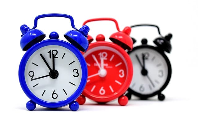 Cómo elegir la mejor hora para compartir contenido en redes sociales